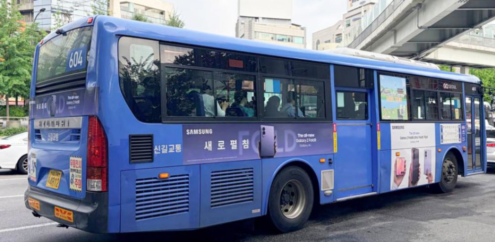 A Samsung-branded bus carries the Galaxy Z Fold8 campaign through the streets of Seoul. (Image: Samsung)