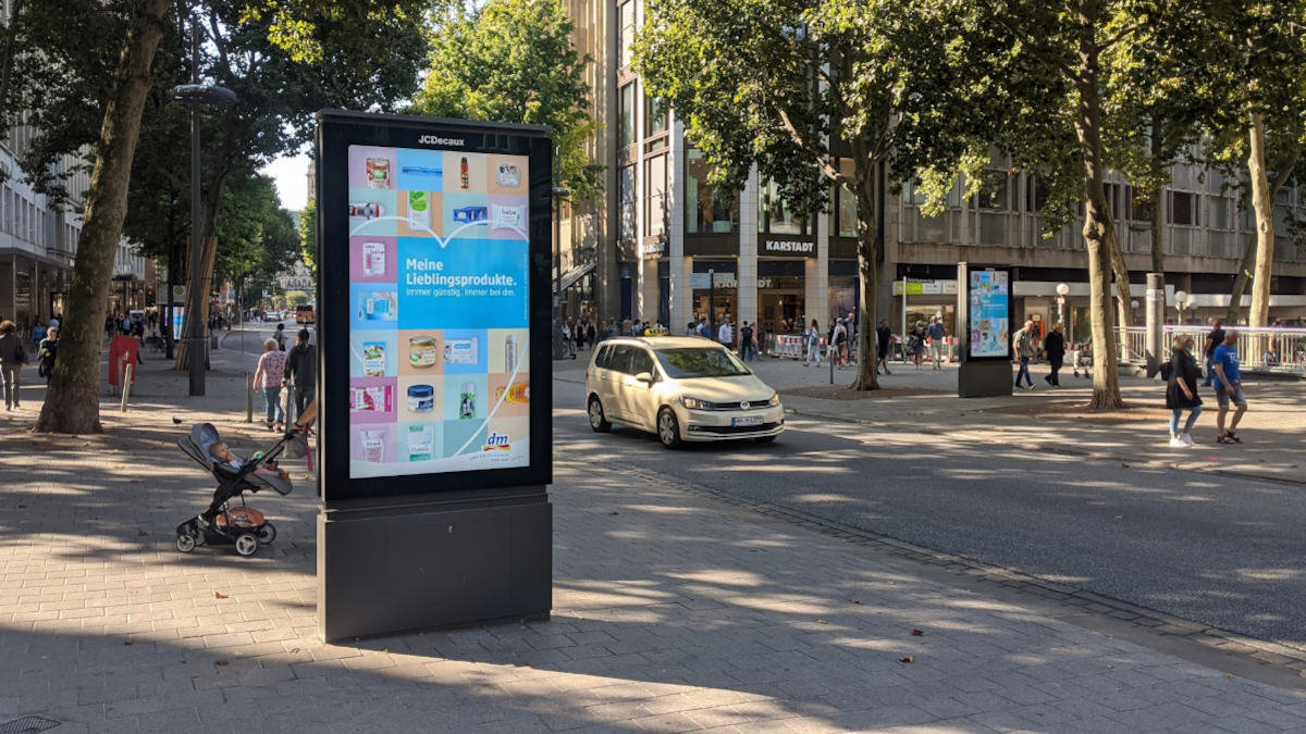 Displayce Analysis: Programmatic DooH Surges in DACH Region - DooH display in Hamburg, Germany (Image: invidis) DooH display in Hamburg, Germany (Image: invidis)