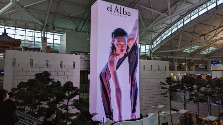 LED media tower at Seoul Incheon Airport (Image: invidis)