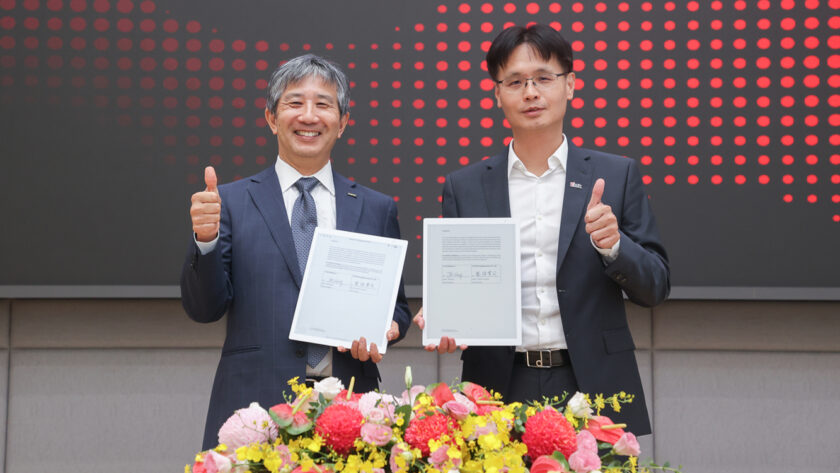 Takashi Toyofuku (left), Director at Fujifilm Imaging Systems, and JM Hung, President of E Ink Holdings (Image: E Ink)