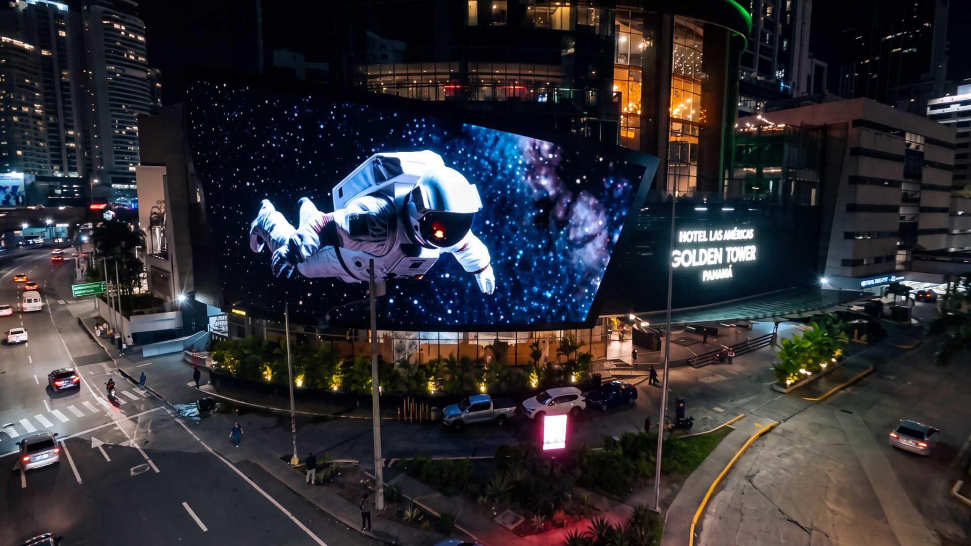 The more than 700-square-meter La Reina display follows the curved architecture of the building in Panama City. (Image: La Reina)