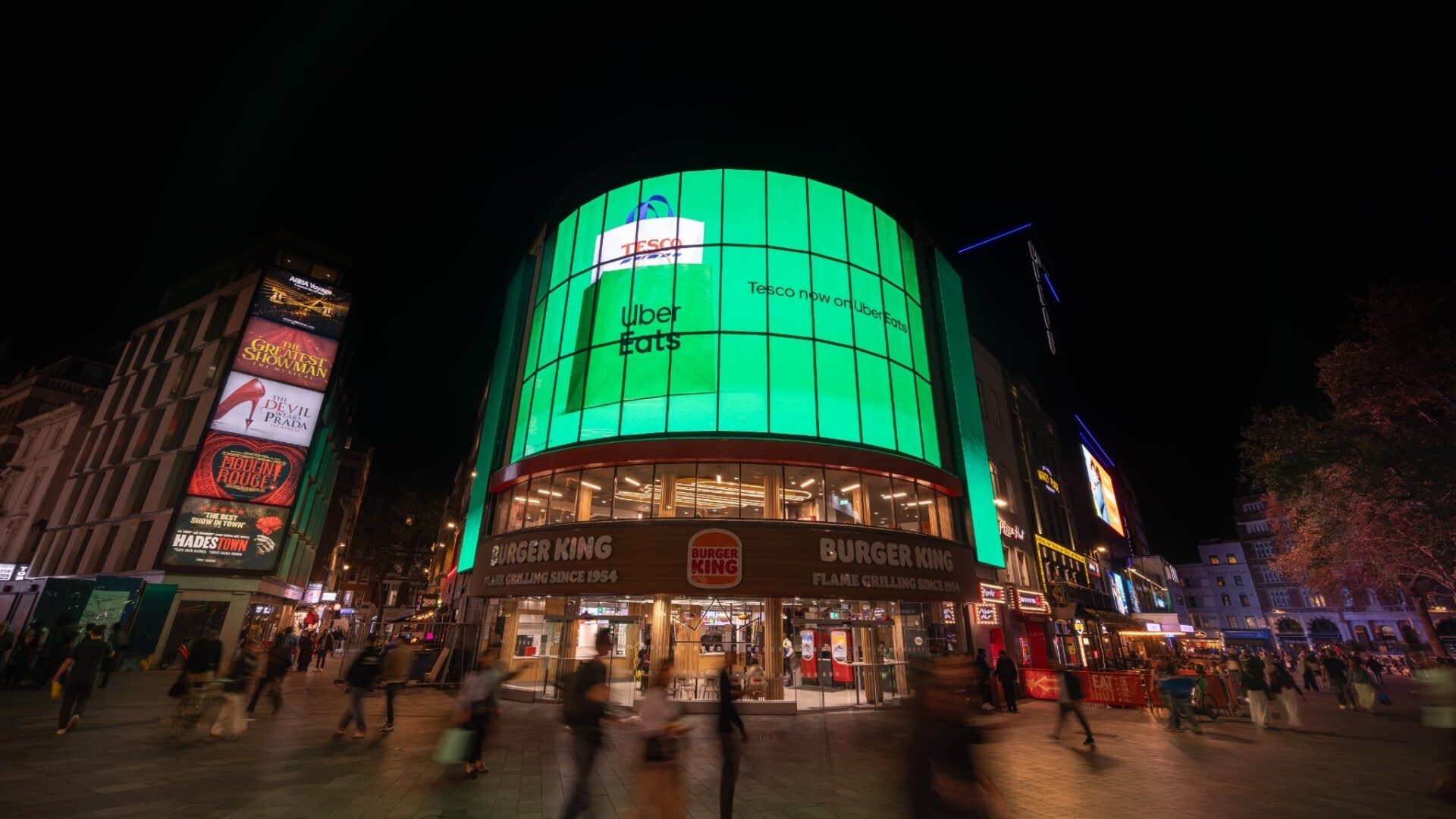UK DooH: Ocean Outdoor Adds 166 m² LED Screen in Leicester Square - The Curve in London’s Leicester Square features a 166 m² LED display flanked by two portrait screens (Image: Ocean Outdoor) The Curve in London’s Leicester Square features a 166 m² LED display flanked by two portrait screens (Image: Ocean Outdoor)
