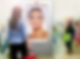 Teenagers actually notice digital signs in malls