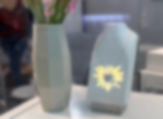 Subtle Mini Projection On Tabletop Fixture Helps Market Lab-Grown Diamonds