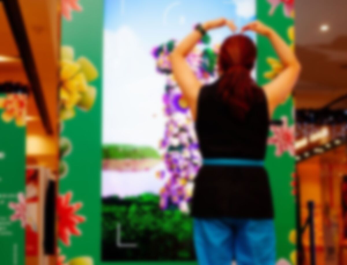 Magic Mirror At Sydney Mall Transforms Shoppers Into Human Bouquets