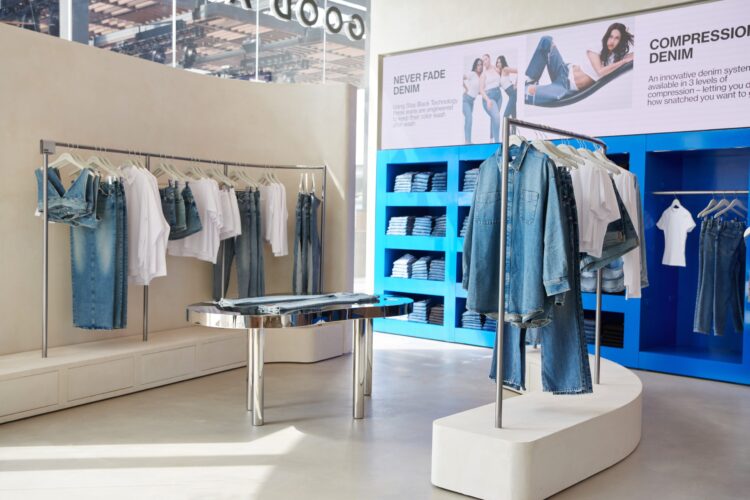 Apparel Retailer Uses Big LED Header As Product-Explainer In LA ...