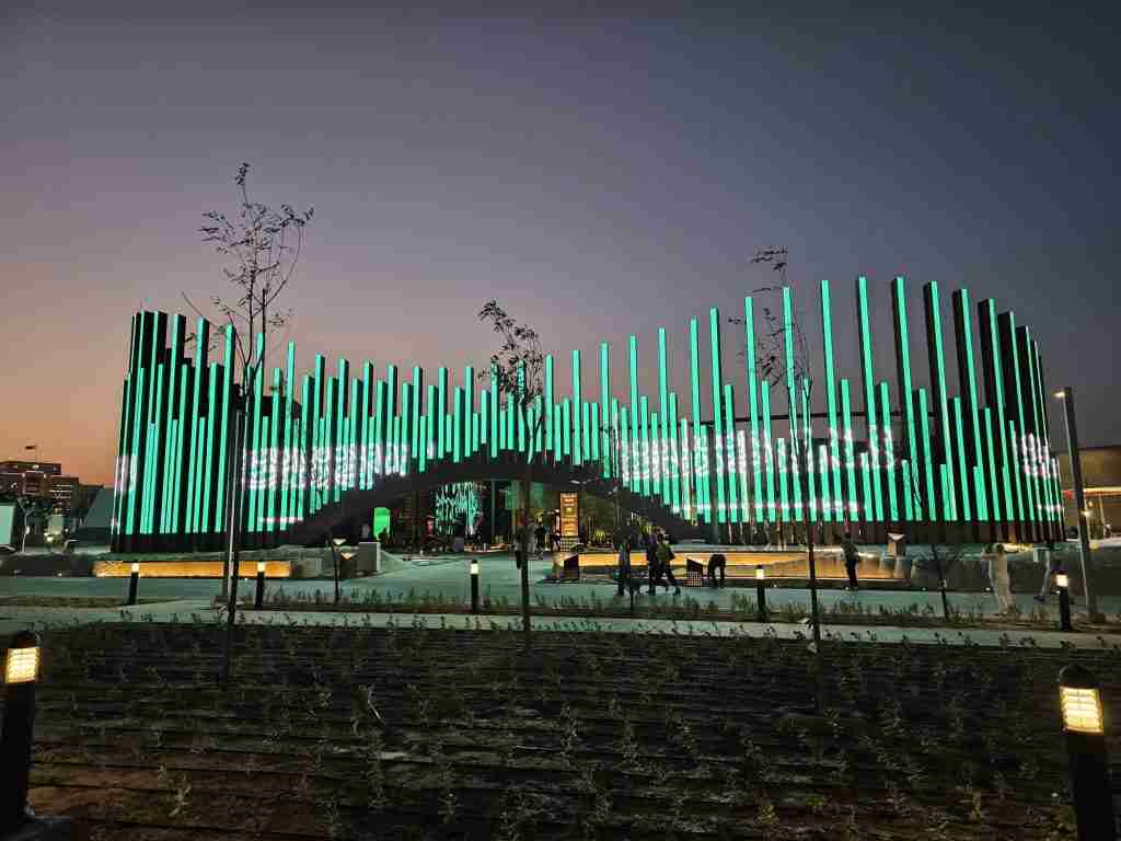 Saudi Expo Exhibit In Qatar Uses 435 Vertical LED Columns To Showcase Environmental Efforts
