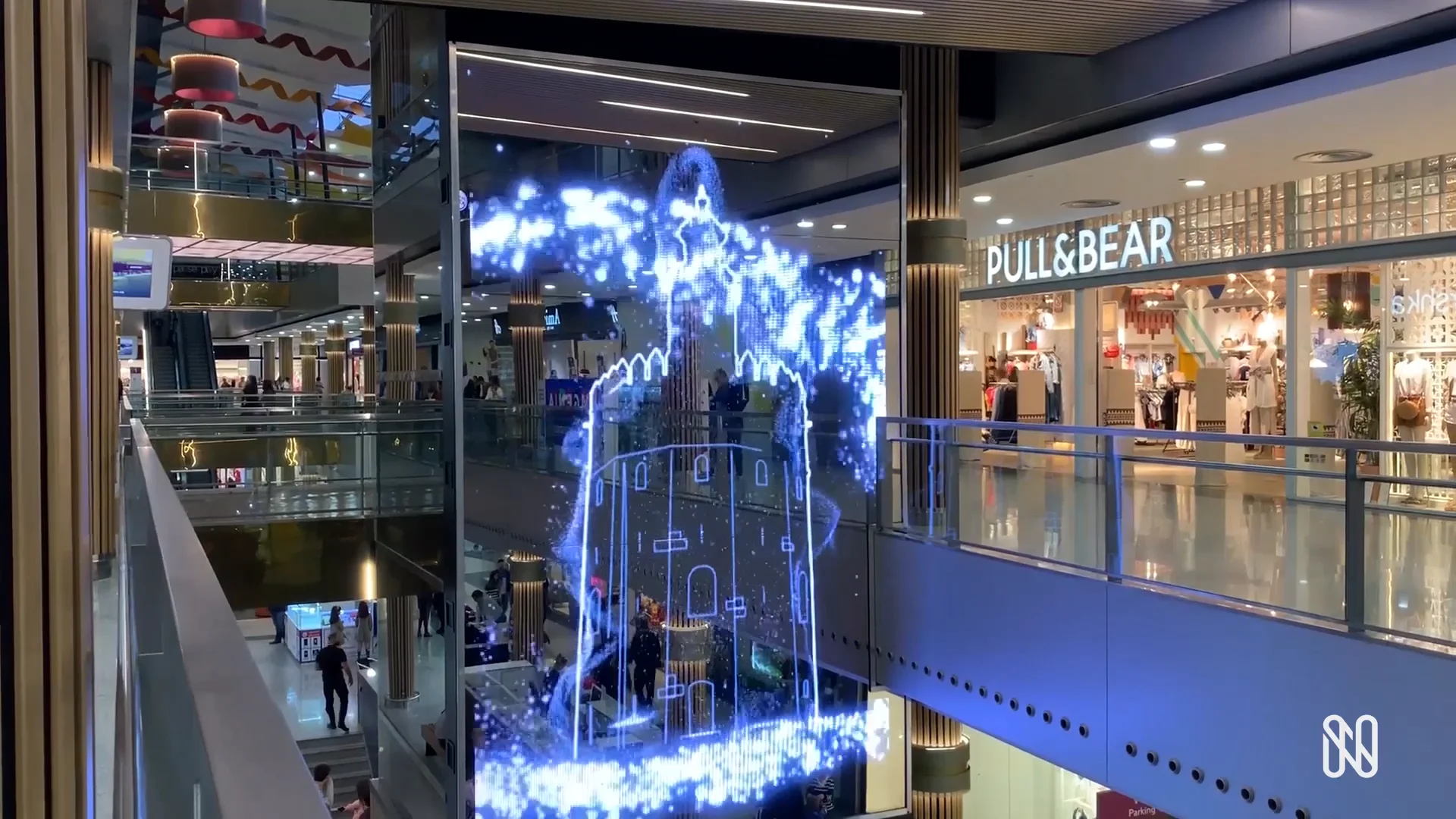 Huge Digital Mirror Adds Experience In Sevilla Shopping Mall