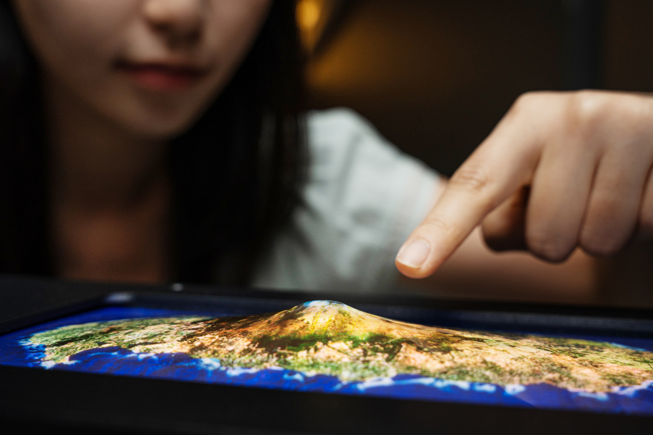 Samsung Shows R&D Prototype Of A MicroLED Display That Can Bulge And Bend