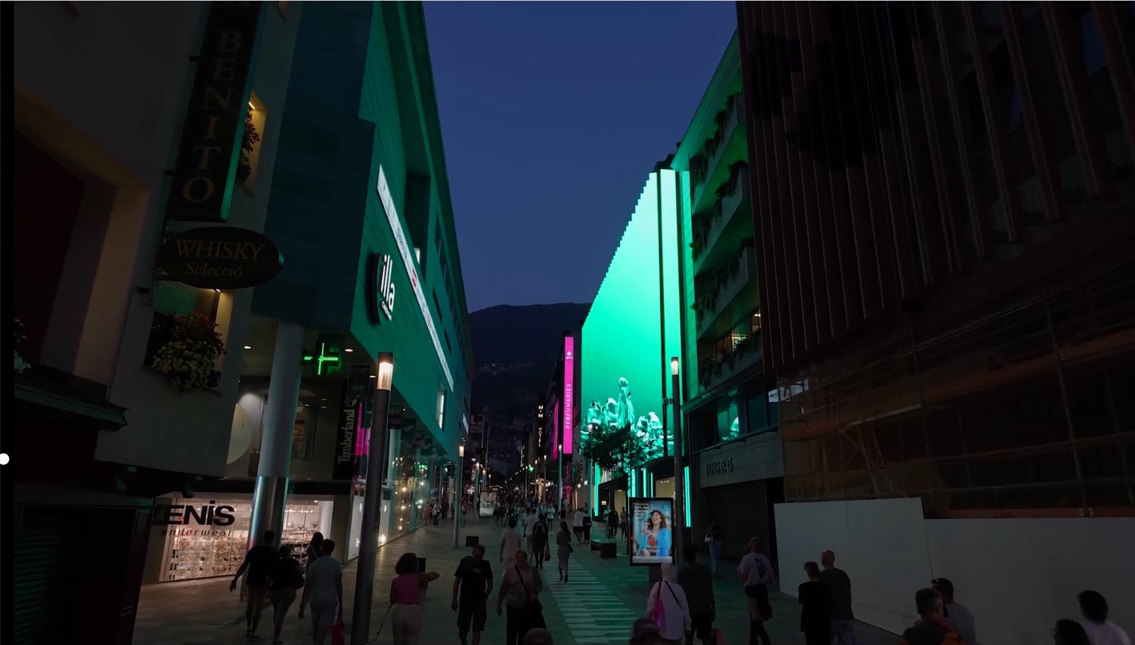 Super-Clever LED Fins Make Store’s Media Facade On Narrow High Street Visible To People Approaching On Foot -