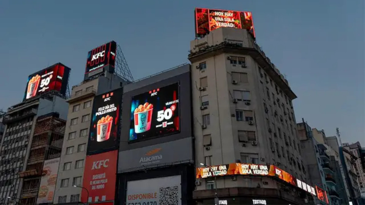 KFC DooH domination in Buenos Aires (Photo: Taggify)