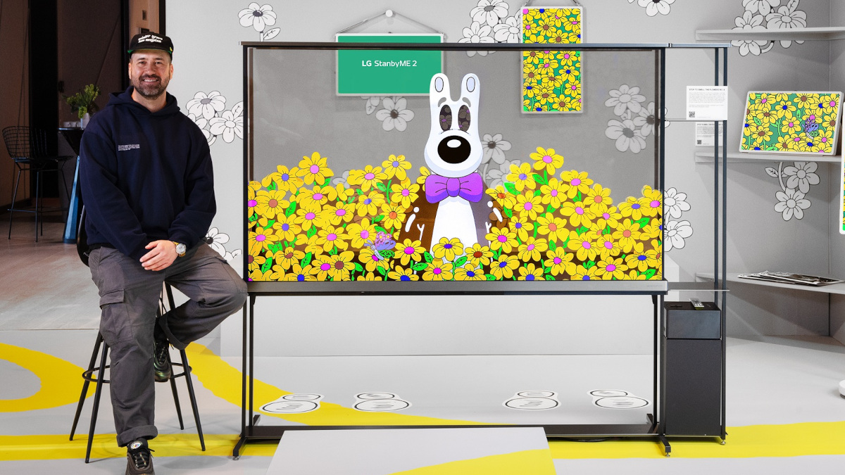 Designer Steven Harrington and the LG Signature OLED T 77 (Photo: LG)