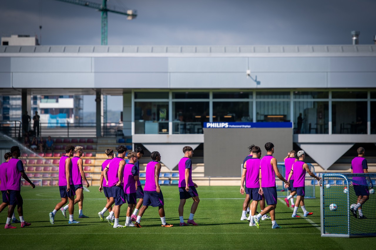 Philips LED Wall Brings Big-Screen Analysis to FC Barcelona Training Ground - FC Barcelona has upgraded its Tito Vilanova training pitch with a new Philips Urban LED 7000 Series wall FC Barcelona has upgraded its Tito Vilanova training pitch with a new Philips Urban LED 7000 Series wall