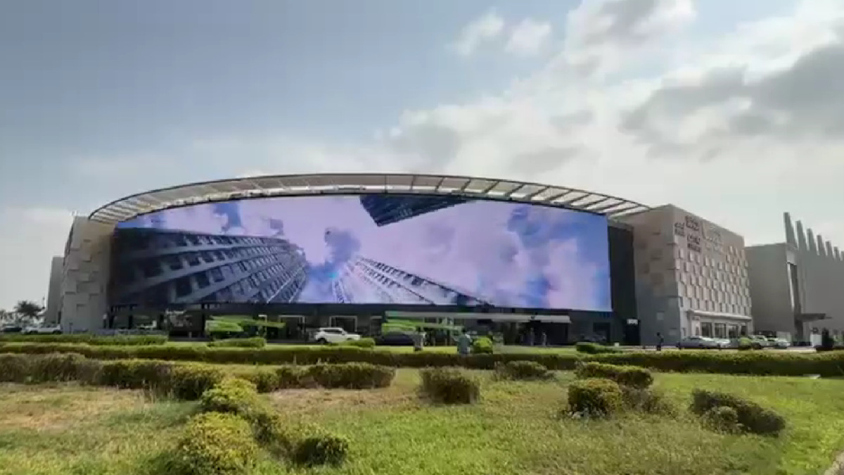 10,000-Square-Foot LED Screen Forms Newest Landmark in Saudi DooH - New LED facade at Stars Avenue Mall in Jeddah (Image: PIXCOM/Screenshot) New LED facade at Stars Avenue Mall in Jeddah (Image: PIXCOM/Screenshot)