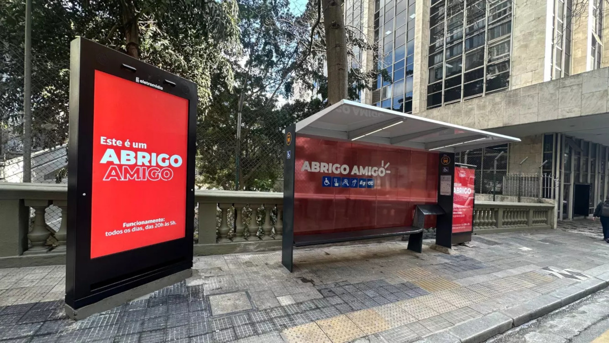 DooH turned security companion by night (Image: Eletromidia)