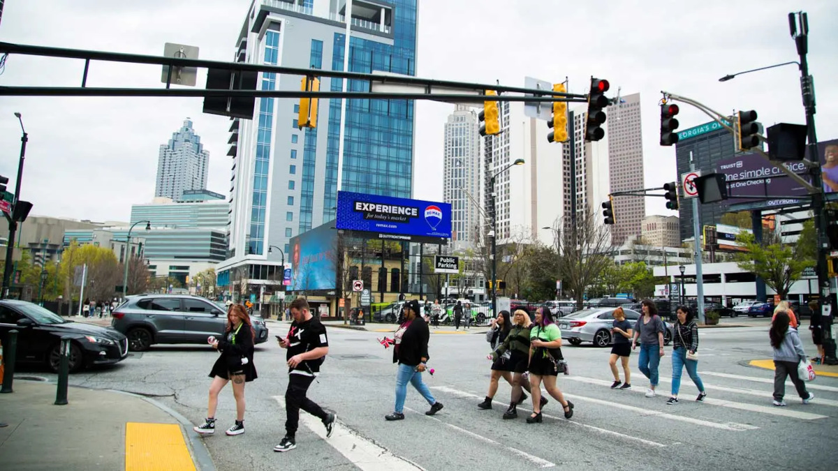 Outfront and AWS Partner to Bring AI Workflows to Out-of-Home Advertising - Outfront partners with AWS to bring AI-enabled workflows to OoH media buying. (Image: OUTFRONT) Outfront partners with AWS to bring AI-enabled workflows to OoH media buying. (Image: OUTFRONT)