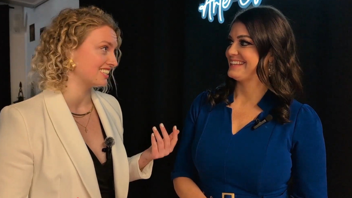 Antonia Hamberger (left) chats with Kiersten Gibson, president at Reach Media Network. (Image: invidis/Sixteen:Nine)